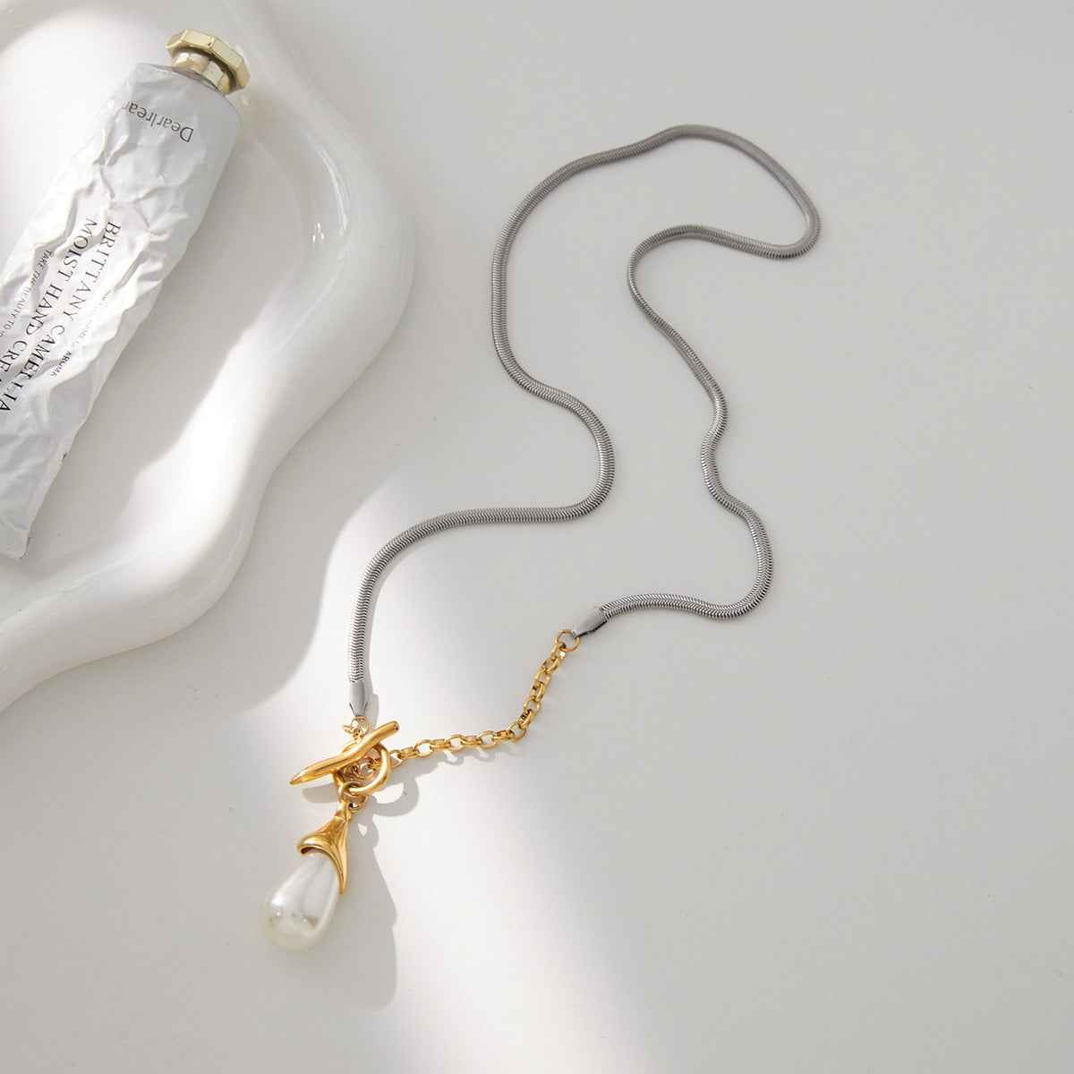 Pearl sweater chain, a luxurious and high-end titanium steel necklace.